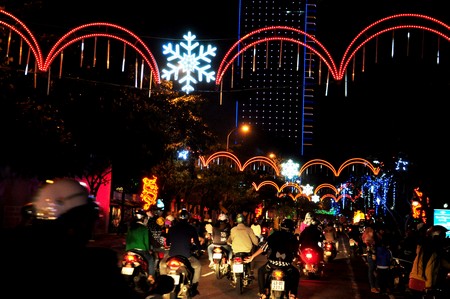 Đường[-]phố[-]Đà[-]Nẵng[-]chật[-]cứng[-]người[-]đi[-]chơi[-]Noel[-](Ảnh:[-]Công[-]Bính)